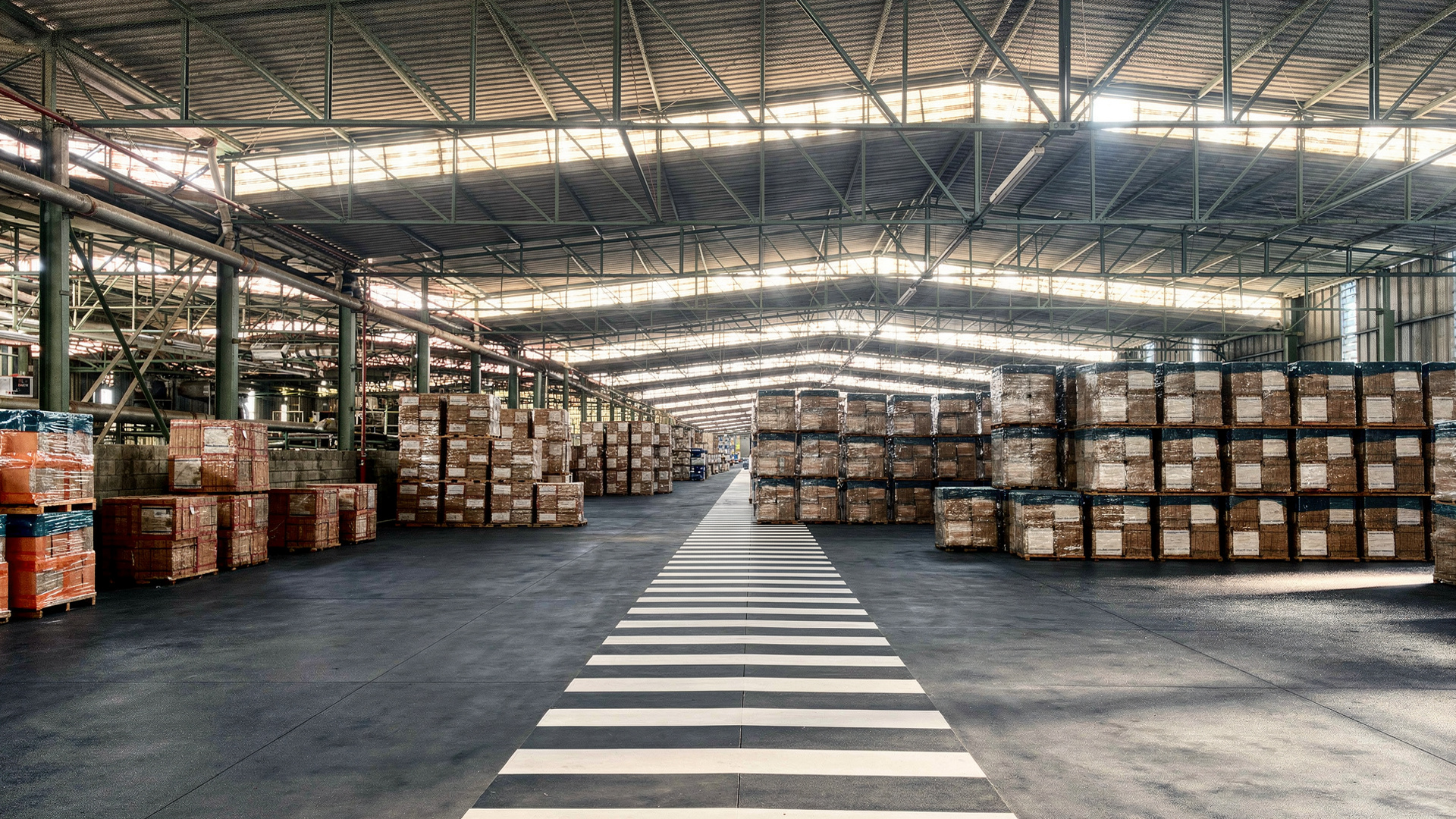 Galpão industrial da Artec com produtos estocados