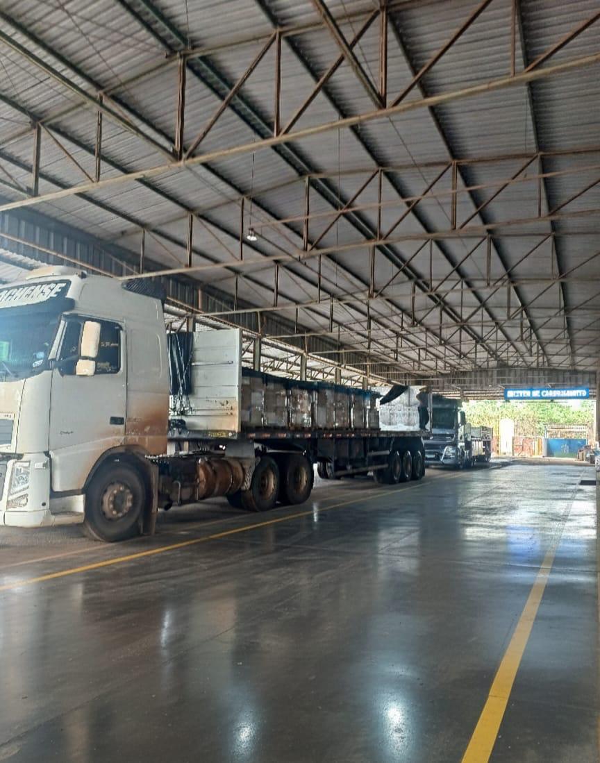 Caminhões na área de expedição