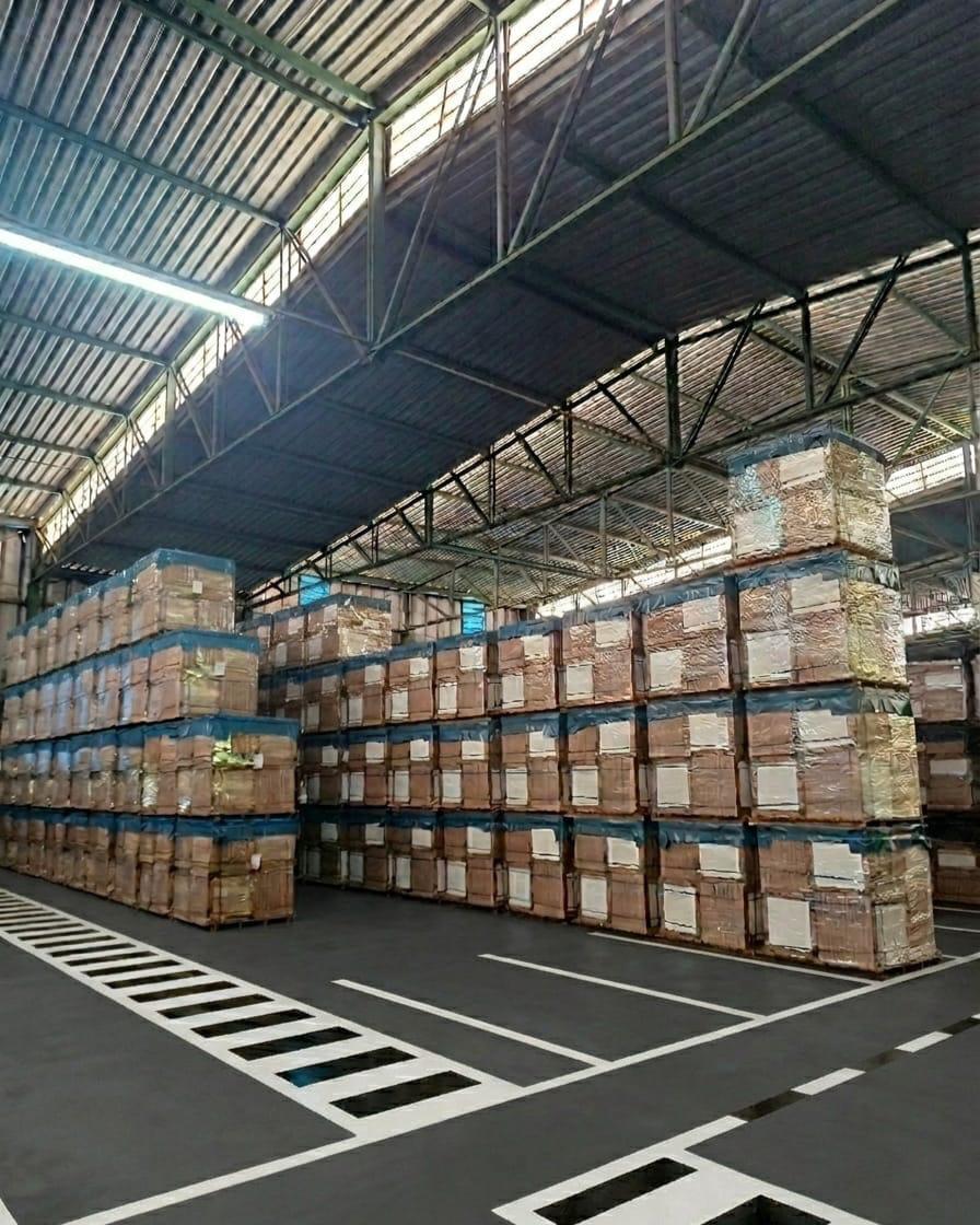 Pisos cerâmicos empilhados no estoque